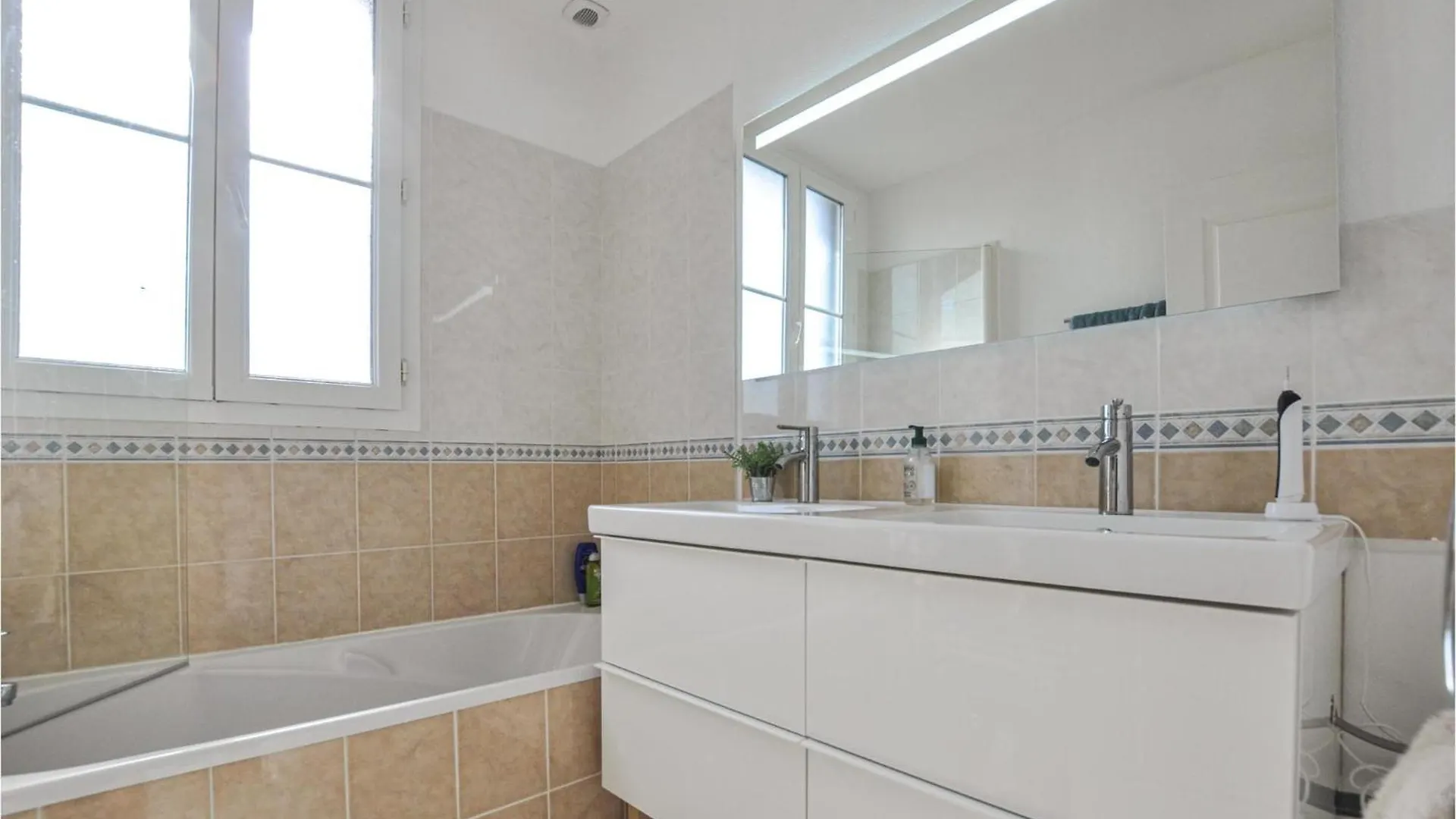 Nice Home In Les Issambres With Kitchen 프랑스